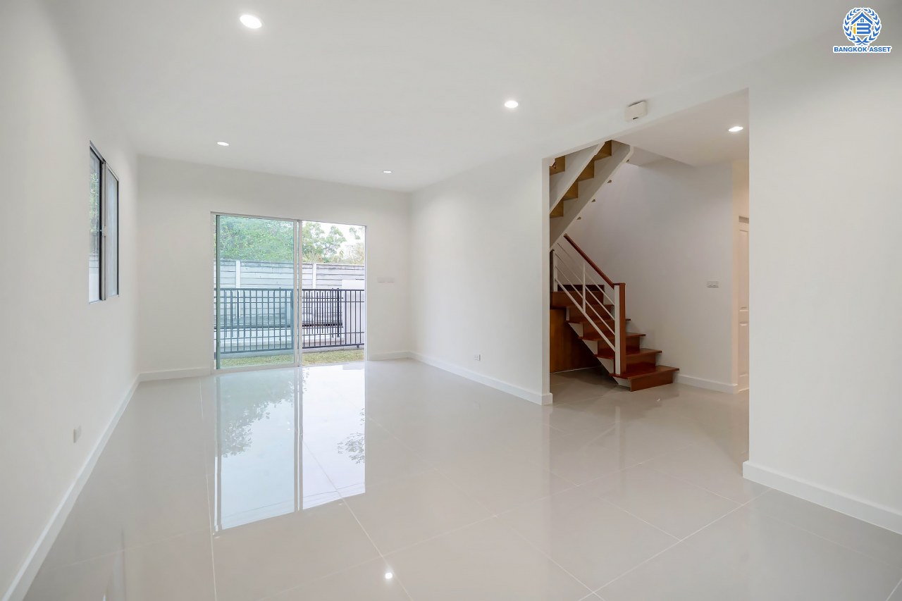 บ้านมือสองตกแต่งใหม่ โครงการ พฤกษาวิลเลจ30 เดอะซีซั่น แจ้งวัฒนะ-ราชพฤกษ์ ทำเลย่านปทุมธานี เนื้อที่ 50.7 ตร.ว. ฟังก์ชัน 3 ห้องนอน 2 ห้องน้ำ 1 ห้องอเนกประสงค์ จอดรถได้ 1 คัน เดินทางสะดวกสบายเข้า-ออกได้หลายเส้นทาง ใกล้เมืองทองธานี และจุดขึ้นทางด่วน "แจ้งวัฒนะ"